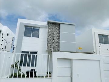 CASAS EN URB CRISTAL AZUL