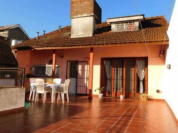 departamento en planta alta de 4 ambientes.