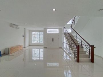 Villa di Jl. Madong Lubis ( Simp Sei Kera )