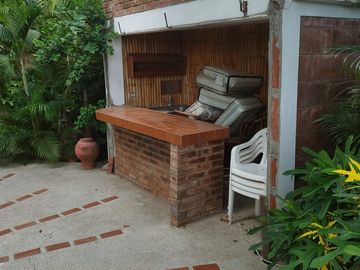 Ballenita -1250 m2 Land and Tons of Room to Expand: Se Vende Casa Cerca del Mar en Ballenita