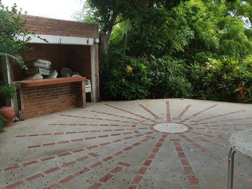 Ballenita -1250 m2 Land and Tons of Room to Expand: Se Vende Casa Cerca del Mar en Ballenita
