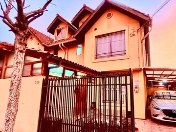 Hermosa casa 3 pisos, en condominio. Excelente ubicación 2 min. ruta 68. Pudahuel