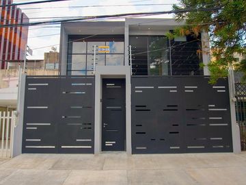 Casa de lujo en venta Chapalita a una cuadra del Riu y Lázaro Cárdenas