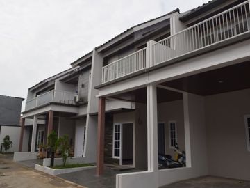 rumah mewah 2 lantai One gate dengan security 24 jam.