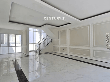 Dijual Rumah Brand New Model American Classic Depan Taman