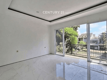 Dijual Rumah Brand New Model American Classic Depan Taman