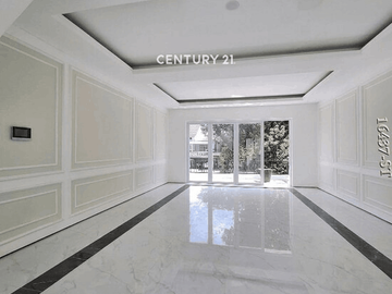 Dijual Rumah Brand New Model American Classic Depan Taman
