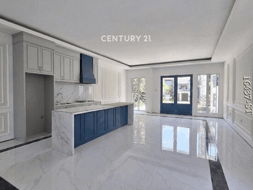 Dijual Rumah Brand New Model American Classic Depan Taman