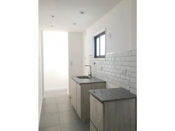 VENTA - DOS AMBIENTES RECICLADO CON BALCÓN, FRENTE A PLAZA MITRE