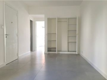 VENTA - DOS AMBIENTES RECICLADO CON BALCÓN, FRENTE A PLAZA MITRE