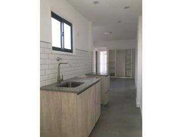 VENTA - DOS AMBIENTES RECICLADO CON BALCÓN, FRENTE A PLAZA MITRE