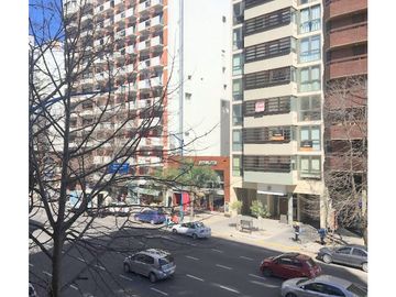 VENTA - DOS AMBIENTES RECICLADO CON BALCÓN, FRENTE A PLAZA MITRE