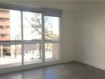 VENTA - DOS AMBIENTES RECICLADO CON BALCÓN, FRENTE A PLAZA MITRE