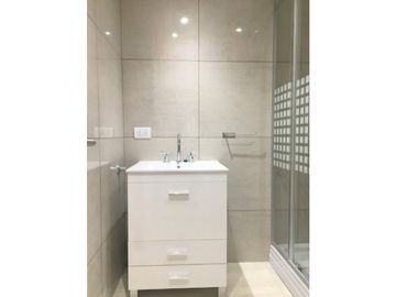 VENTA - DOS AMBIENTES RECICLADO CON BALCÓN, FRENTE A PLAZA MITRE