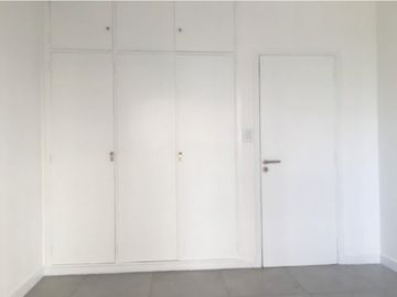 VENTA - DOS AMBIENTES RECICLADO CON BALCÓN, FRENTE A PLAZA MITRE