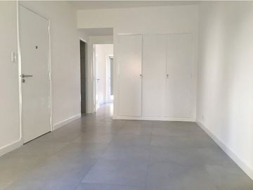 VENTA - DOS AMBIENTES RECICLADO CON BALCÓN, FRENTE A PLAZA MITRE