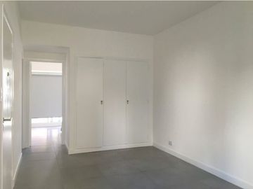 VENTA - DOS AMBIENTES RECICLADO CON BALCÓN, FRENTE A PLAZA MITRE
