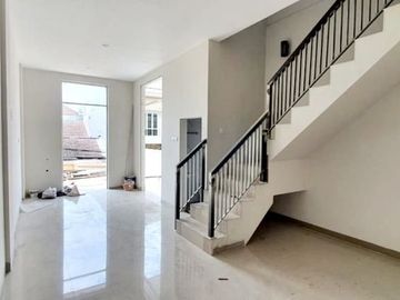 New Town House 3 Lantai Under 2M-an