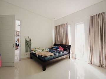 DIJUAL RUMAH 2 LANTAI DEKAT JALAN UTAMA RENON