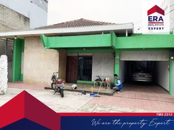 Dijual Rumah Dengan Halaman Luas Lokasi Strategis Di Pusat Kota