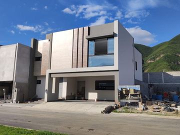 Hermosa casa nueva en zona Carretera Nacional Fracc. Privado