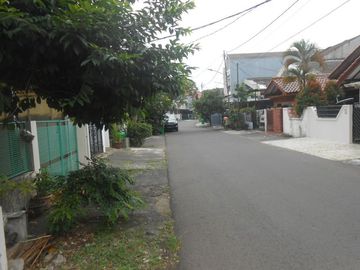 Rumah 2 lantai cantik dalam komplek taman bona indah lebak bulus