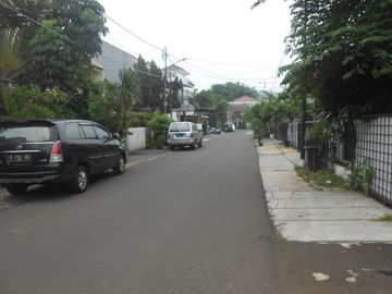 Rumah 2 lantai cantik dalam komplek taman bona indah lebak bulus