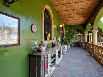 Casa de lujo en Venta en Ajijic con Alberca y Jardín