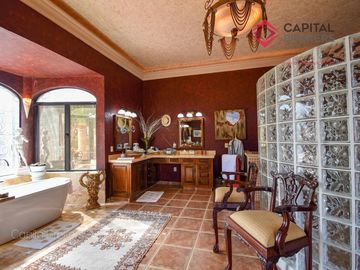 Casa de lujo en Venta en Ajijic con Alberca y Jardín