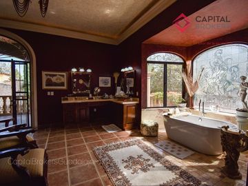 Casa de lujo en Venta en Ajijic con Alberca y Jardín