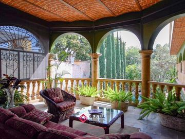 Casa de lujo en Venta en Ajijic con Alberca y Jardín