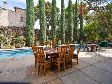 Casa de lujo en Venta en Ajijic con Alberca y Jardín