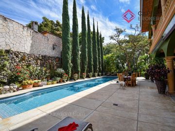 Casa de lujo en Venta en Ajijic con Alberca y Jardín