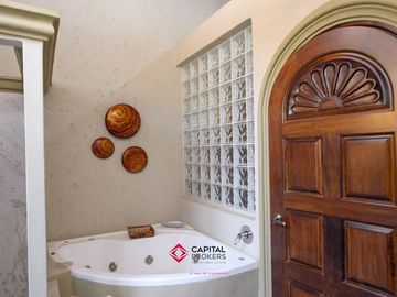Casa de lujo en Venta en Ajijic con Alberca y Jardín