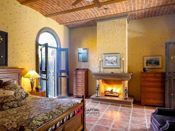 Casa de lujo en Venta en Ajijic con Alberca y Jardín