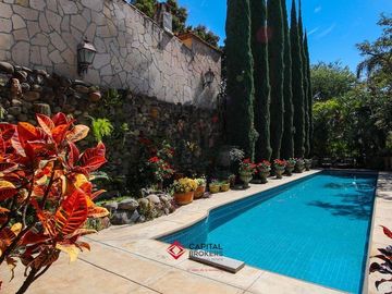 Casa de lujo en Venta en Ajijic con Alberca y Jardín