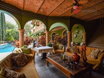 Casa de lujo en Venta en Ajijic con Alberca y Jardín