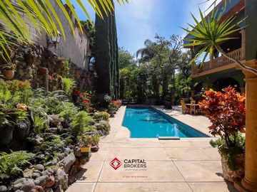 Casa de lujo en Venta en Ajijic con Alberca y Jardín