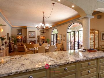 Casa de lujo en Venta en Ajijic con Alberca y Jardín