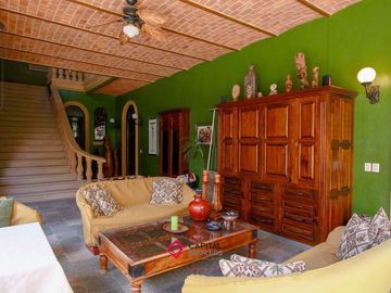 Casa de lujo en Venta en Ajijic con Alberca y Jardín
