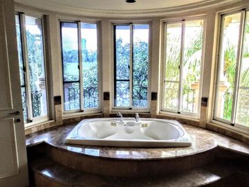 For Rent Luxury American Classic-Style House with Golf View