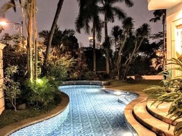 For Rent Luxury American Classic-Style House with Golf View