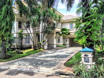 For Rent Luxury American Classic-Style House with Golf View
