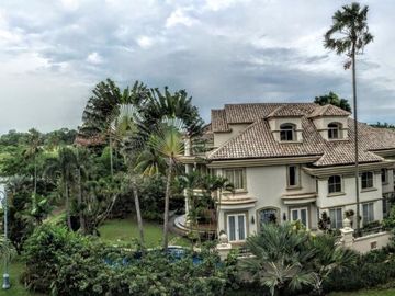 For Rent Luxury American Classic-Style House with Golf View