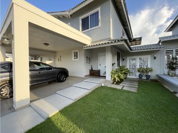 Se vende casa en Costa Verde