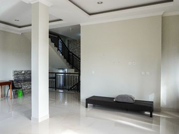 RUMAH SIAP HUNI 3 LANTAI DEKAT PANTAI MELASTI BALI