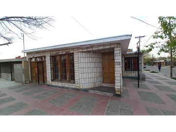 VENDO CASA ESQUINA  DE TRES DORMITORIOS 2 BAÑOS  EN LUZURIAGA MAIPU