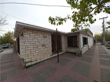 VENDO CASA ESQUINA  DE TRES DORMITORIOS 2 BAÑOS  EN LUZURIAGA MAIPU
