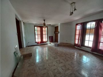 VENDO CASA ESQUINA  DE TRES DORMITORIOS 2 BAÑOS  EN LUZURIAGA MAIPU
