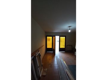 VENDO CASA ESQUINA  DE TRES DORMITORIOS 2 BAÑOS  EN LUZURIAGA MAIPU